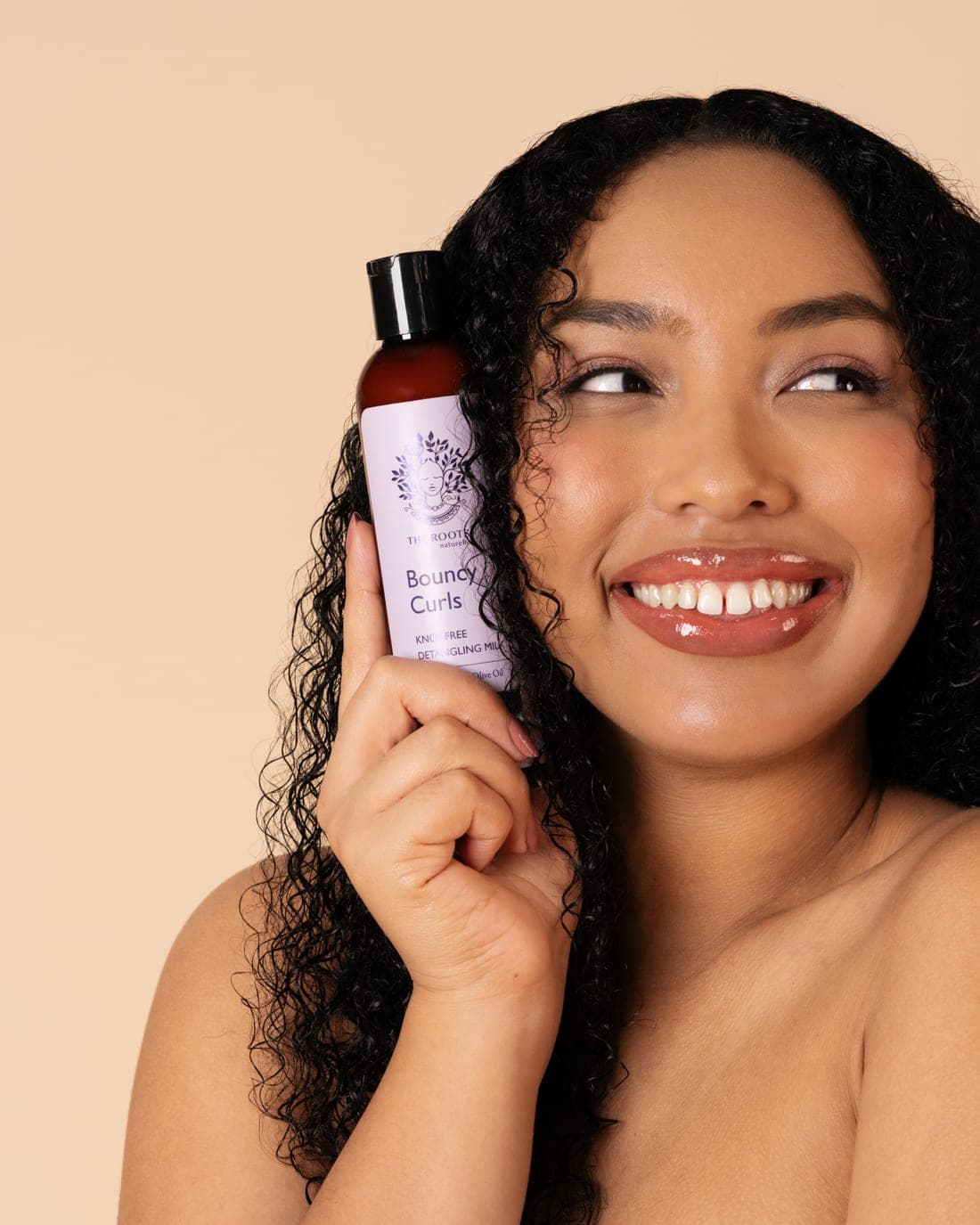 A model with The Roots Naturelle Bouncy Curls